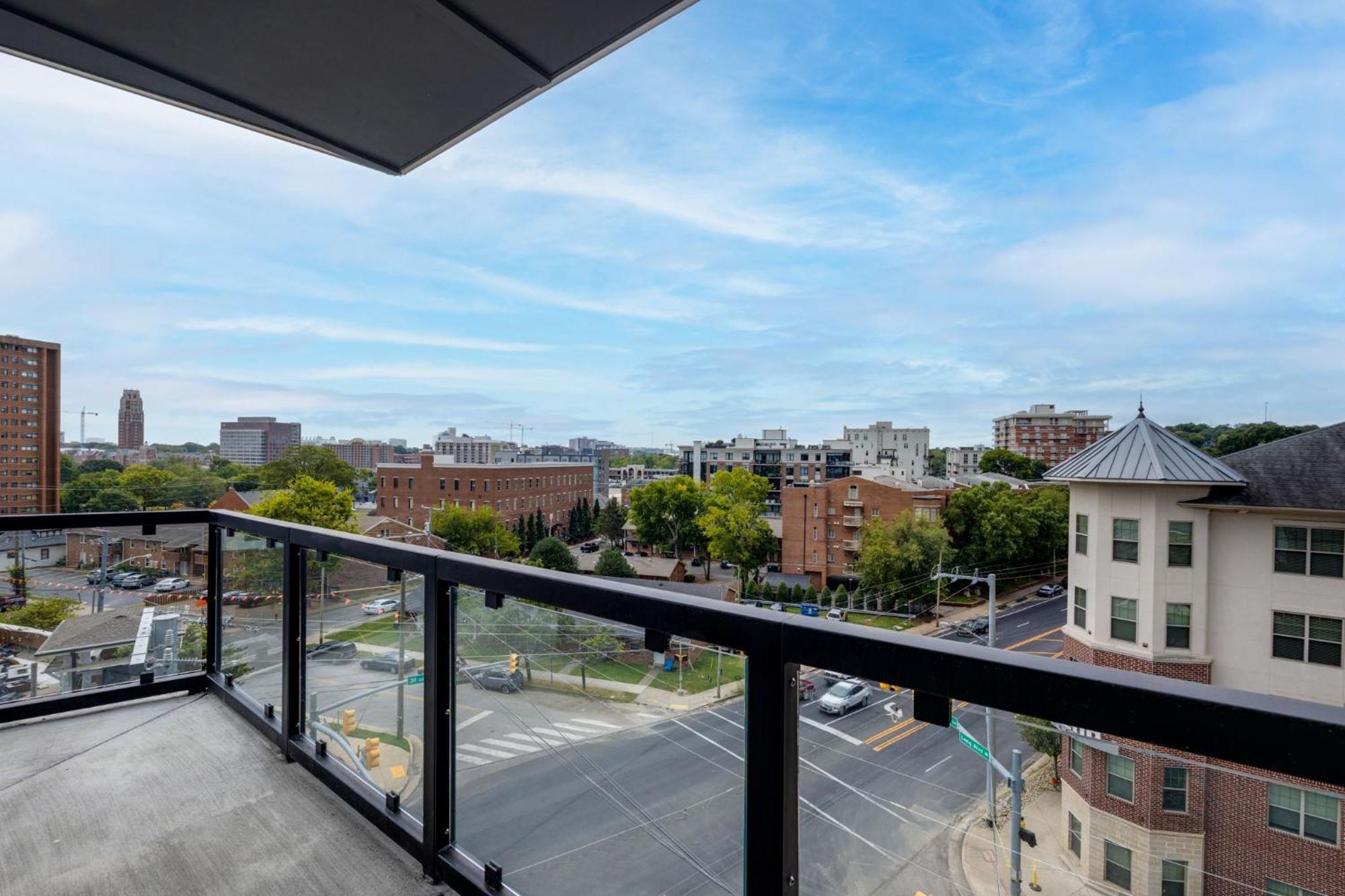 Elegant Corner Penthouse With Private Balcony, Skyline Views, Pool, And Gym Apartment Nashville Luaran gambar